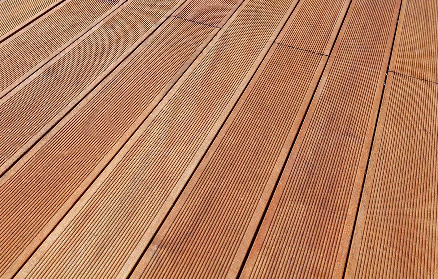 Anblick einer verlegten Terrasse aus Holz aus einer Holzart Douglasie