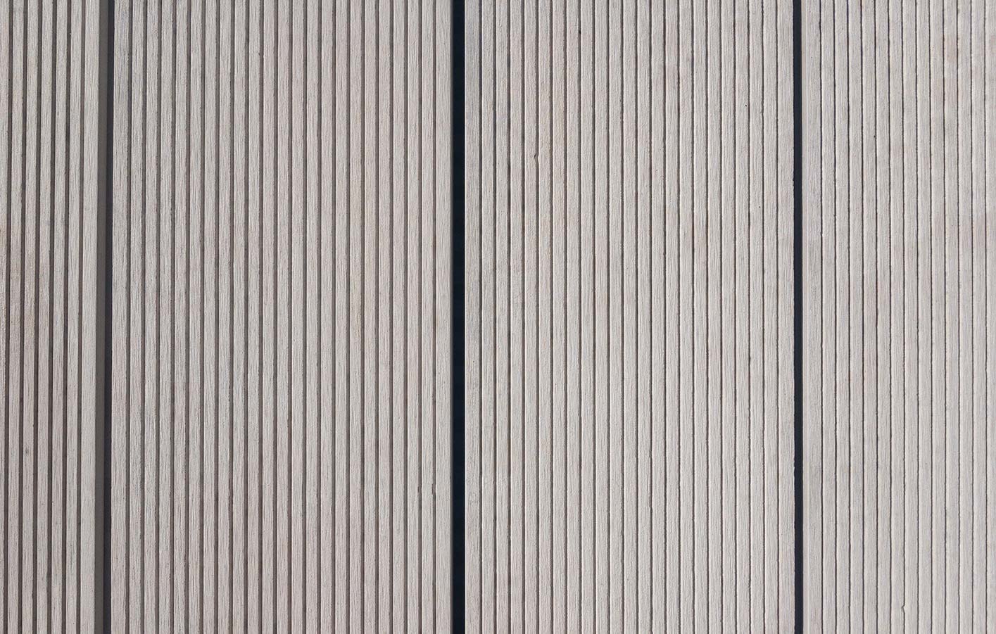 Anblick einer Terrasse aus Wood Plastic Composite - kurz WPC.